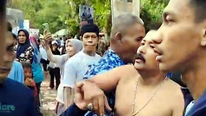 Amukan Pria Kumis Tebal
